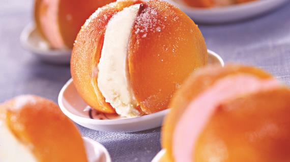 Персики с мороженым
