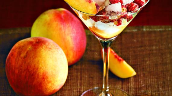 Десерт из персиков и земляники