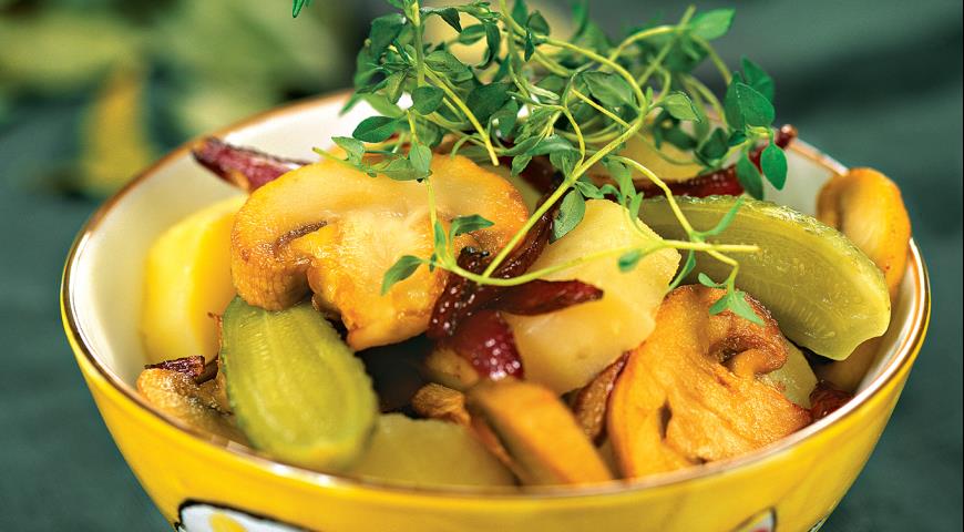 Рецепт Картофельный салат с солеными огурцами и грибами
