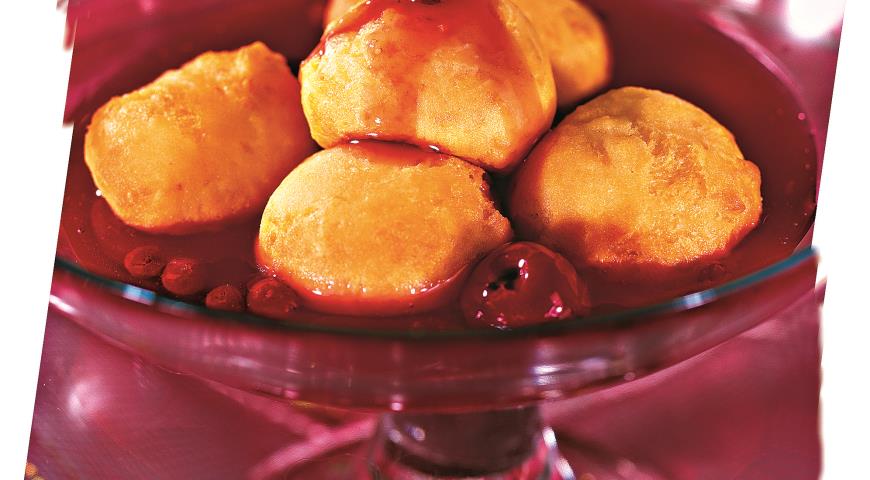 Рецепт Шарики творожные с вишневым соусом