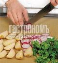 Фото приготовления рецепта: Салат из молодого картофеля с редисом, шаг №1
