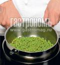 Фото приготовления рецепта: Суп из зеленого горошка с мятой, шаг №3