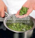Фото приготовления рецепта: Суп из зеленого горошка с мятой, шаг №5