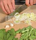 Фото приготовления рецепта: Зеленая фасоль, горошек и порей, жареные с чесноком , шаг №1
