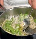 Фото приготовления рецепта: Зеленая фасоль, горошек и порей, жареные с чесноком , шаг №3
