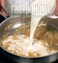 Фото приготовления рецепта: Фетуччине с креветками в сливочном соусе, шаг №3