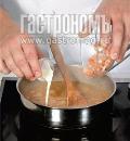 Фото приготовления рецепта: Кнели из щуки под соусом нантуа с креветками, шаг №9