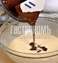 Фото приготовления рецепта: Клафути с шоколадом и сливами, шаг №4
