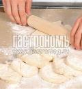 Фото приготовления рецепта: Пирожки со сливами, шаг №4