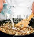 Фото приготовления рецепта: Картофельный пирог с грибами , шаг №2