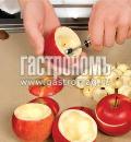 Фото приготовления рецепта: Яблоки с творогом, шаг №2