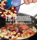 Фото приготовления рецепта: Сосиски с фасолью на тортилье, шаг №2
