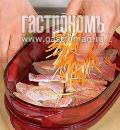 Фото приготовления рецепта: Рыба, тушенная в томатном соусе с овощами, шаг №4