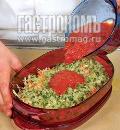 Фото приготовления рецепта: Рыба, тушенная в томатном соусе с овощами, шаг №6