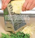 Фото приготовления рецепта: Слоеные рулетики с сыром и зеленью, шаг №1