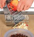 Фото приготовления рецепта: Овсяная каша с яблоком, изюмом и корицей, шаг №2