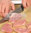Фото приготовления рецепта: Свиные отбивные с томатным дипом, шаг №2