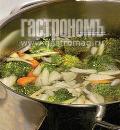 Фото приготовления рецепта: Суп куриный с брокколи и зеленой фасолью, шаг №5