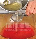 Фото приготовления рецепта: Малиновое желе с клубникой, шаг №2