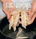 Фото приготовления рецепта: Филе трески в кляре с грибами, шаг №2