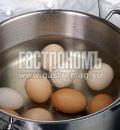 Фото приготовления рецепта: Фаршированные яйца, шаг №1