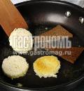 Фото приготовления рецепта: Фаршированные яйца, шаг №7