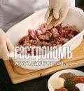 Фото приготовления рецепта: Домашняя свиная колбаса, шаг №3