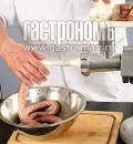 Фото приготовления рецепта: Домашняя свиная колбаса, шаг №7