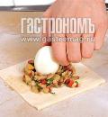 Фото приготовления рецепта: Яйца в тесте, шаг №2