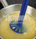 Фото приготовления рецепта: Зеленый суп с клецками, шаг №4