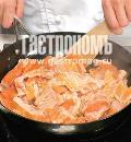 Фото приготовления рецепта: Кулебяка с лососем и грибами, шаг №2