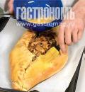 Фото приготовления рецепта: Кулебяка с лососем и грибами, шаг №6