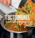 Фото приготовления рецепта: Куриный суп с сельдереем и помидорами, шаг №4