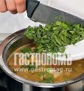 Фото приготовления рецепта: Куриный суп с сельдереем и помидорами, шаг №6