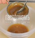 Фото приготовления рецепта: Шотландские оладьи с соусом из изюма, шаг №2