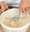 Фото приготовления рецепта: Шотландские оладьи с соусом из изюма, шаг №4