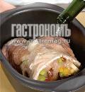 Фото приготовления рецепта: Свинина, нашпигованная фисташками и овощами , шаг №4
