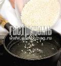 Фото приготовления рецепта: Рисовая каша с филе индейки и брокколи, шаг №3