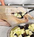 Фото приготовления рецепта: Утка с яблоками и черносливом в сливовом соусе , шаг №2