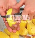 Фото приготовления рецепта: Утка с яблоками и черносливом в сливовом соусе , шаг №4
