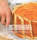 Фото приготовления рецепта: Двухцветный сливочный торт с мандаринами и миндалем, шаг №12