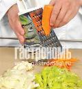 Фото приготовления рецепта: Соленые баклажаны, фаршированные овощами, шаг №3
