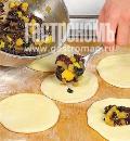Фото приготовления рецепта: Пирожки с тыквой и черносливом, шаг №2