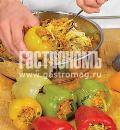 Фото приготовления рецепта: Консервированные перцы, фаршированные овощами, шаг №4