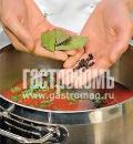 Фото приготовления рецепта: Консервированные перцы, фаршированные овощами, шаг №5