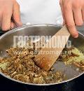 Фото приготовления рецепта: Куриные окорочка, фаршированные картофелем и грибами, шаг №2