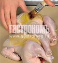 Фото приготовления рецепта: Цыплята с грецкими орехами и брусничным соусом, шаг №5