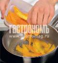 Фото приготовления рецепта: Утка в апельсиновом соусе с картофельными дольками, шаг №3