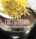 Фото приготовления рецепта: Рассольник с фасолью и беконом, шаг №3