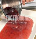 Фото приготовления рецепта: Утиная грудка с малиновым желе, шаг №2